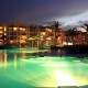 Vista nocturna de la alberca en Now Jade Riviera Cancun resized13