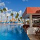 Pool and swim-up bar at Oasis Viva Beach in Cancun alberca