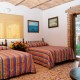 Guest room at the Posada de Roger hotel in Puerto Vallarta dos camas en Posada de Roger