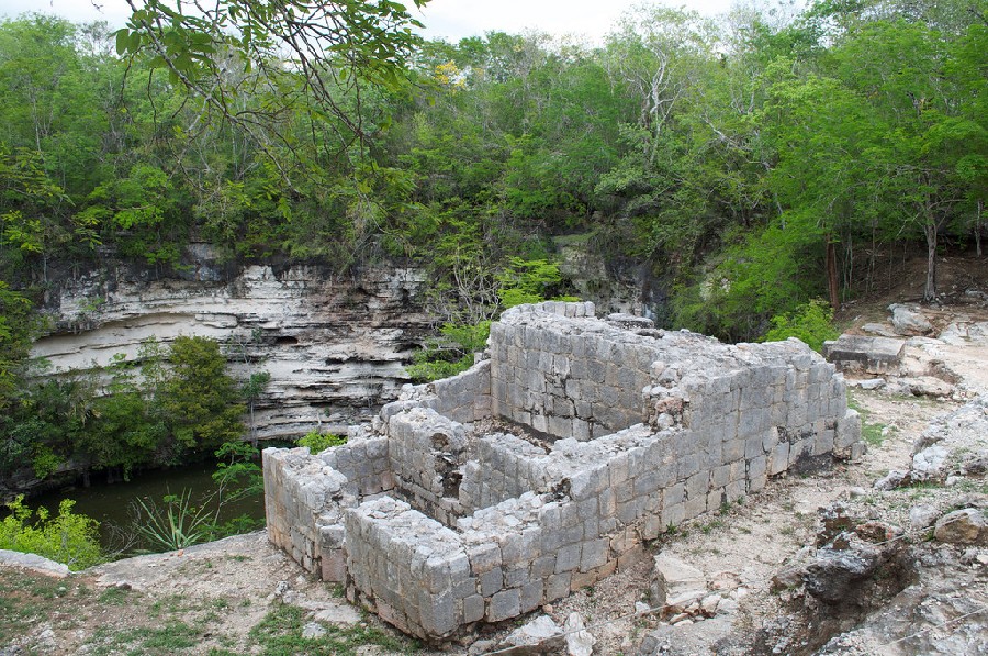 Cenote Sagrado o de los Sacrificios