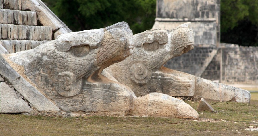 Serpientes en la base de El Castillo